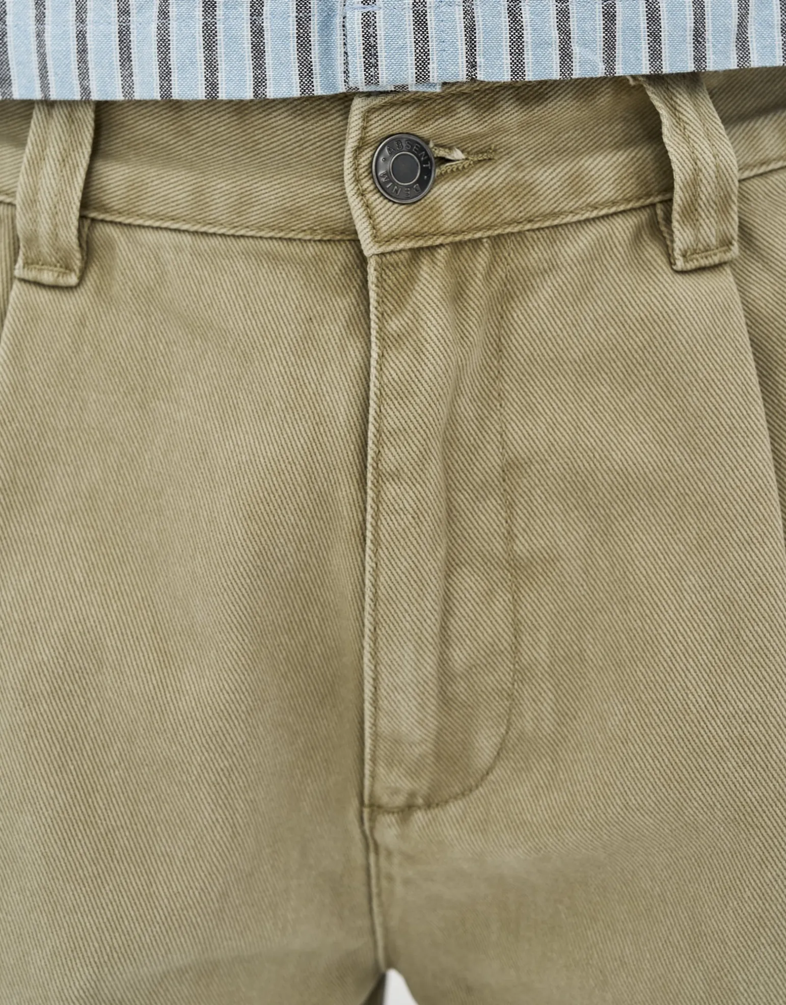 Baggy Fit Twill Pleated Shorts in Tan