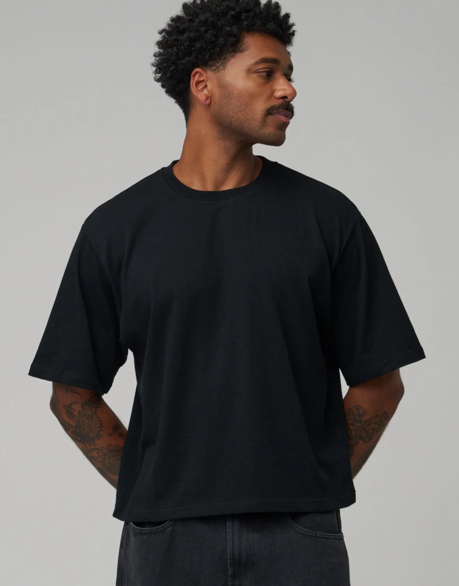 Cropped Relaxed Fit T Shirt in Black