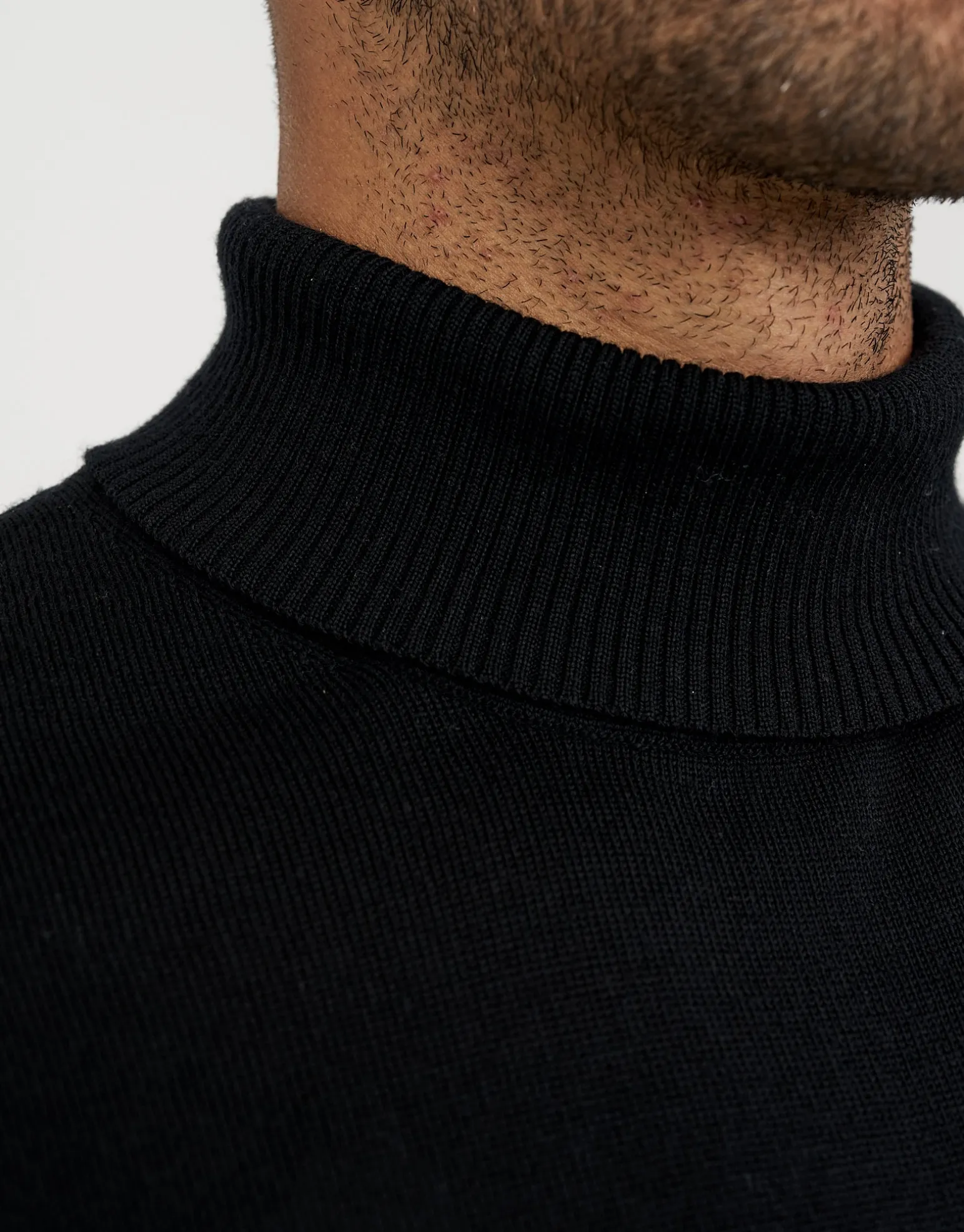 100% Merino Turtleneck Jumper in Black