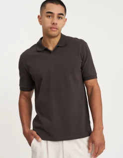 Pique Johnny Collar Short Sleeve Polo in Black