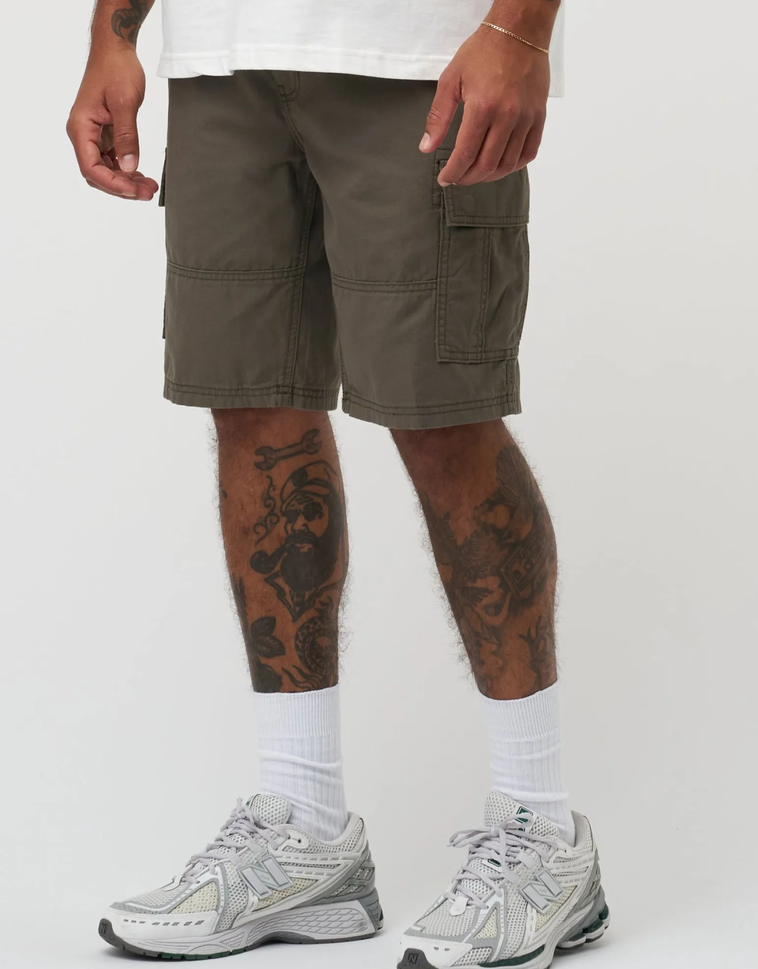 Plain Regular Fit Cargo Shorts in Black