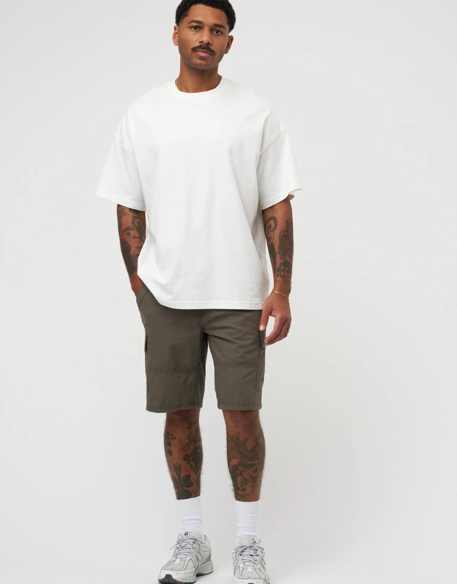 Plain Regular Fit Cargo Shorts in Bone