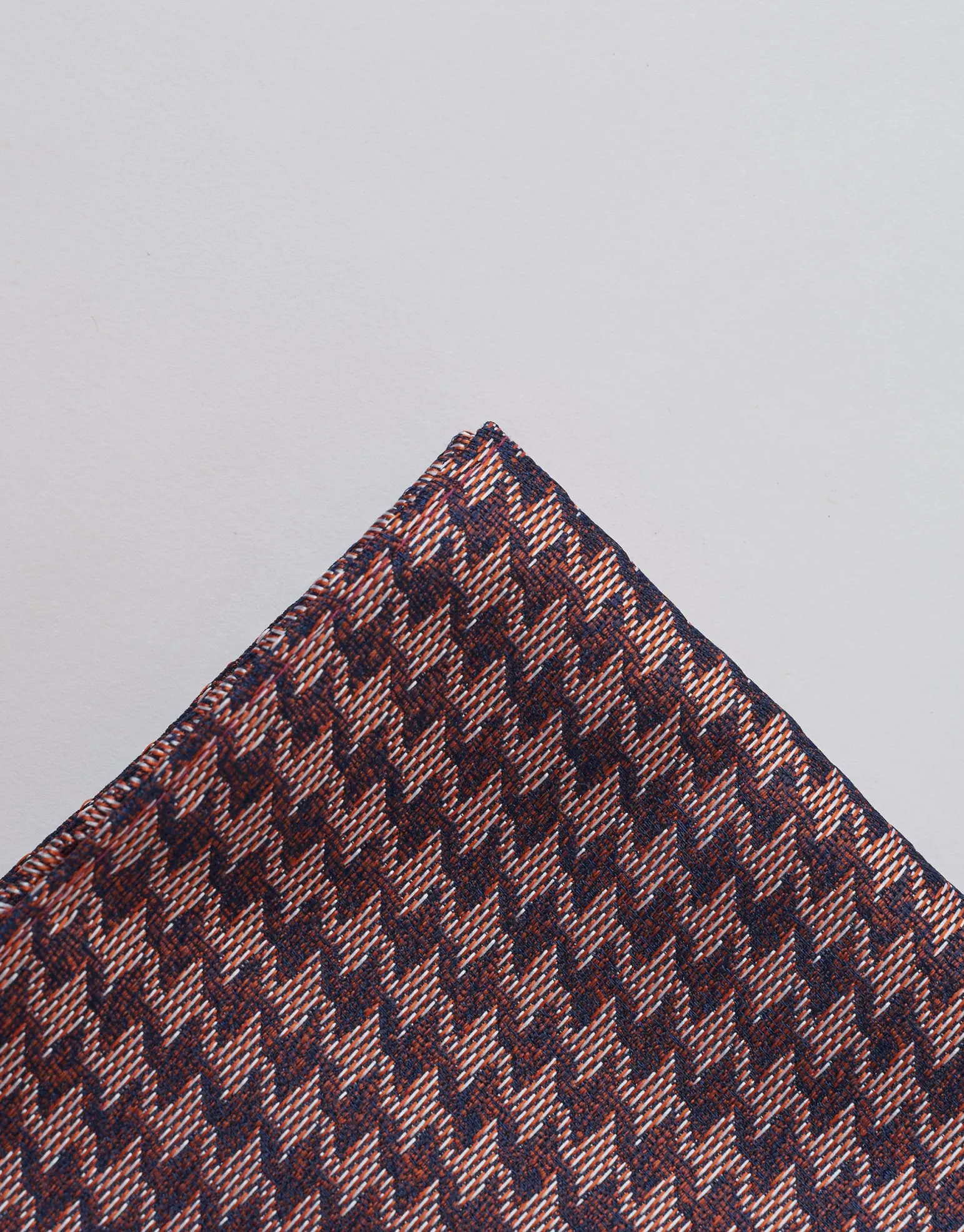 Roslyn Houndstooth Pocket Square in Burgundy
