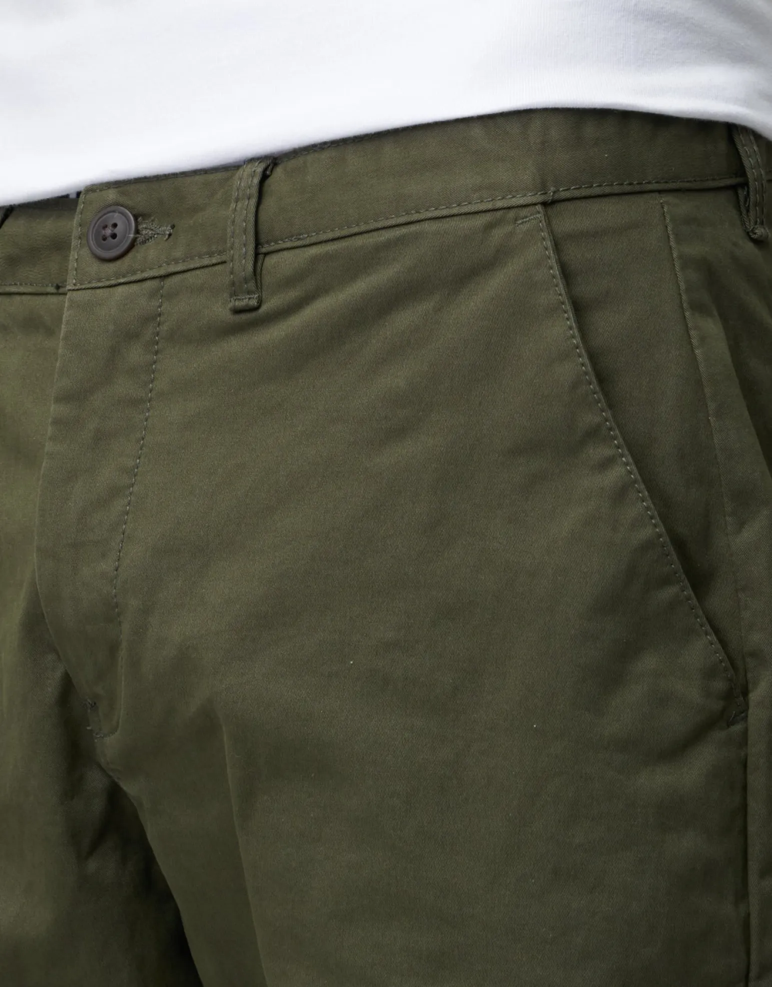 Stretch Chino Slim Fit Shorts in Sand