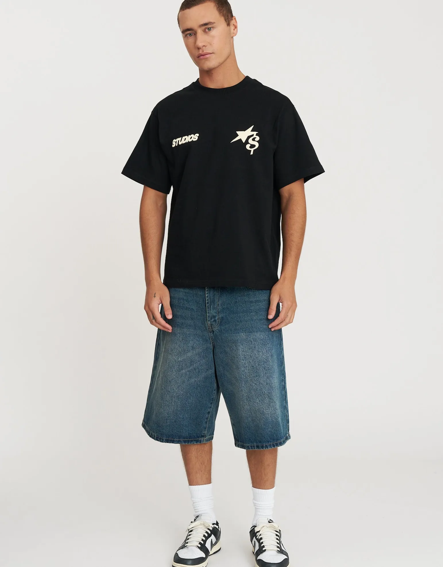 Studios Relaxed Fit T Shirt in Black 002