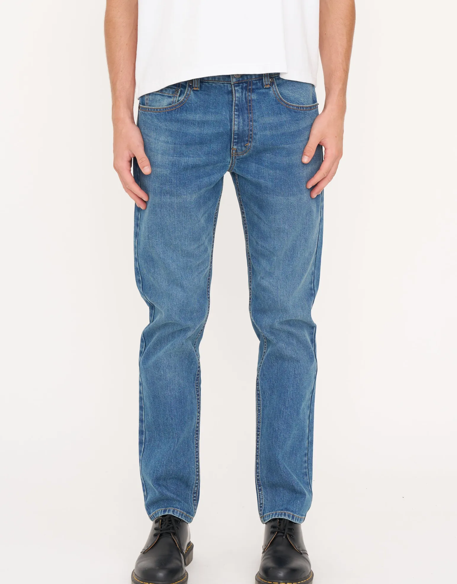 Taper Fit Jeans in Stonewash Sky